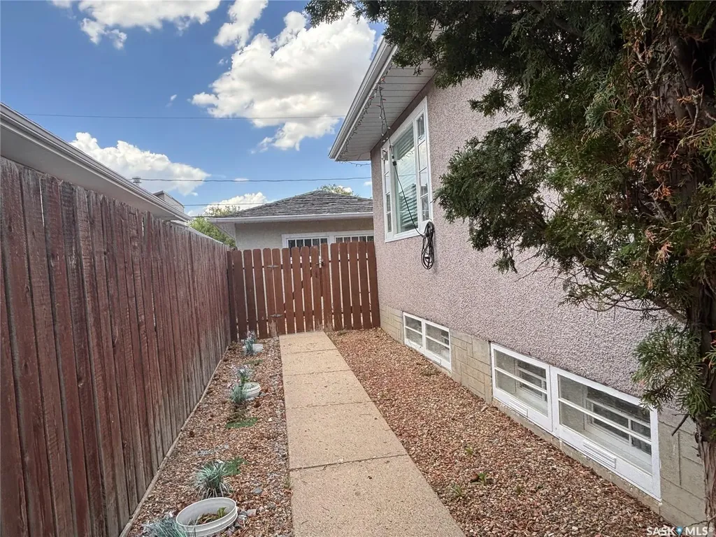 216 4th Avenue W Kindersley SK S0L 1S0