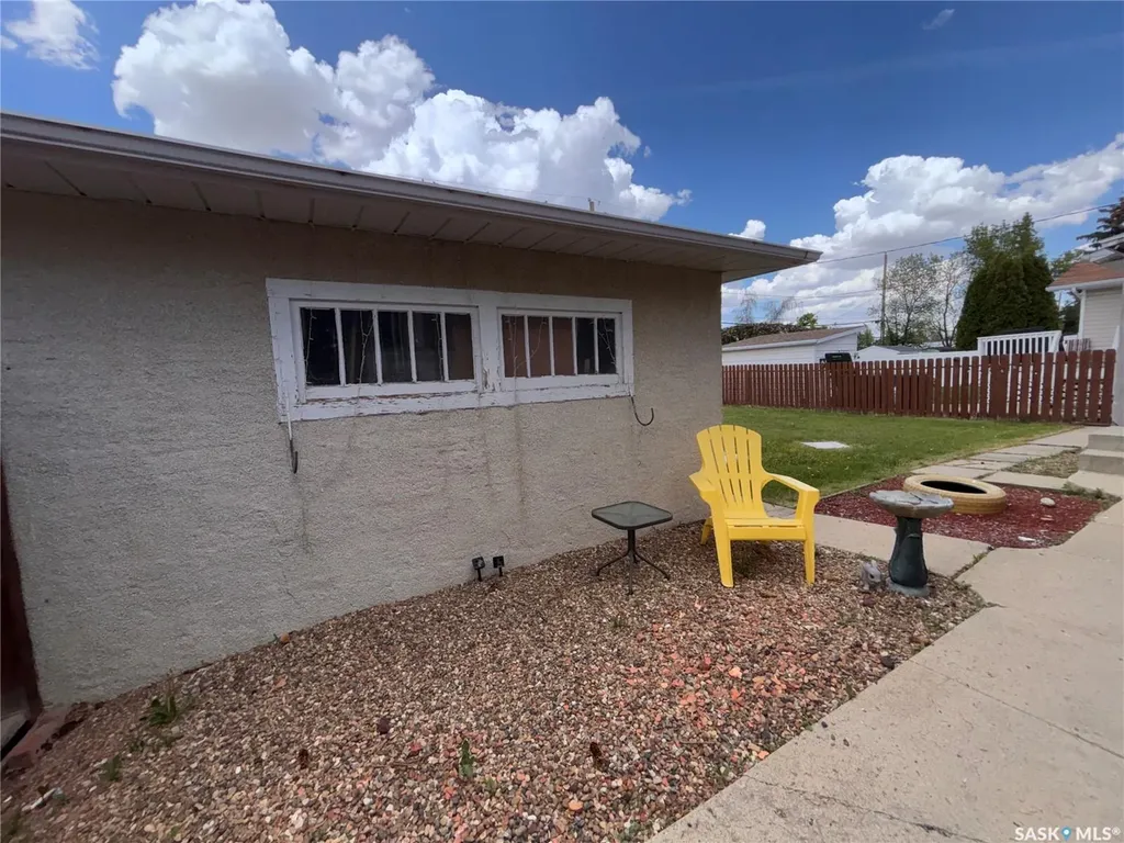 216 4th Avenue W Kindersley SK S0L 1S0