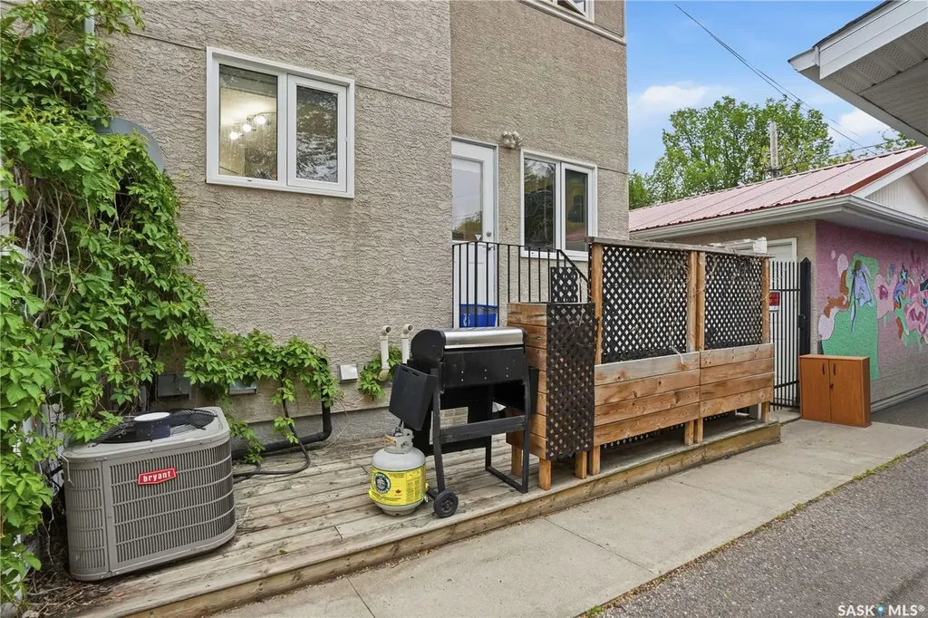 3229 15th Avenue Regina SK S4T 1T1