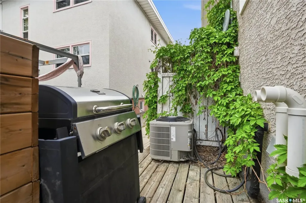 3229 15th Avenue Regina SK S4T 1T1