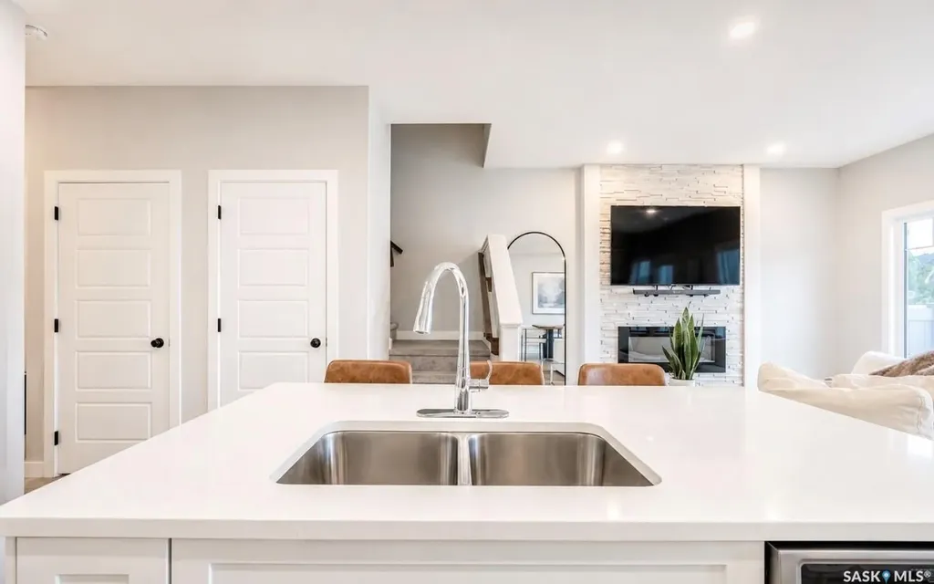 525 Mahabir Lane Saskatoon SK S7W 1G1