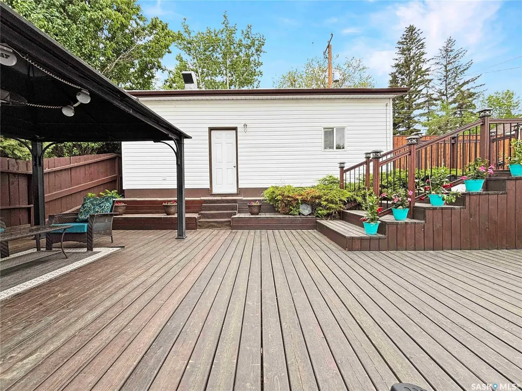 605 O Avenue N Saskatoon SK S7L 2V4