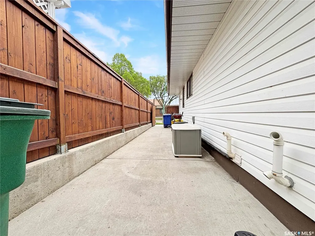 605 O Avenue N Saskatoon SK S7L 2V4