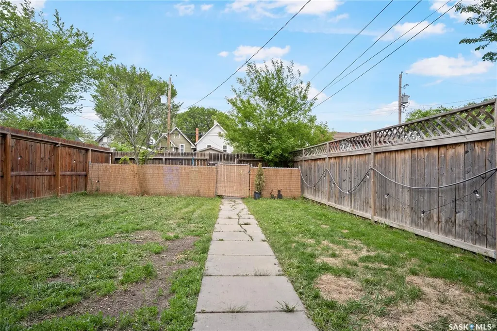 1921 Garnet Street SW Regina SK S4T 2Z5