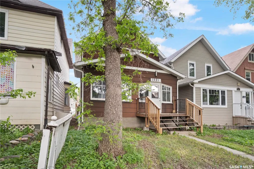 1921 Garnet Street SW Regina SK S4T 2Z5