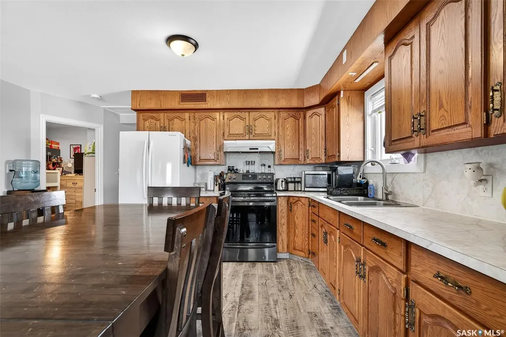 1002 4th Avenue SW Moose Jaw SK S6H 5W1