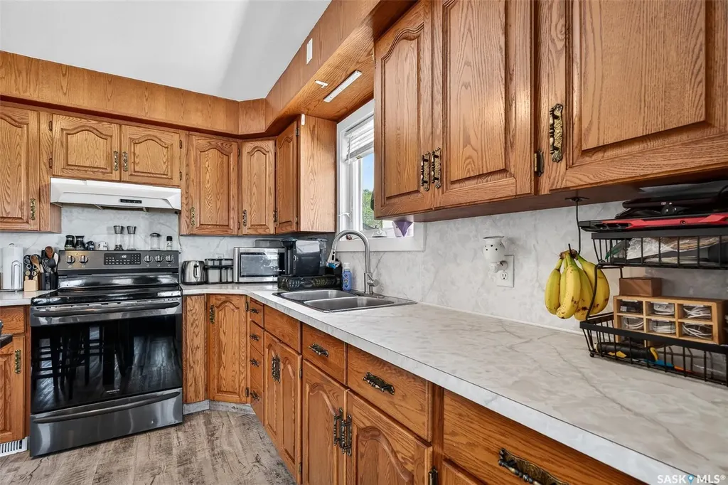 1002 4th Avenue SW Moose Jaw SK S6H 5W1