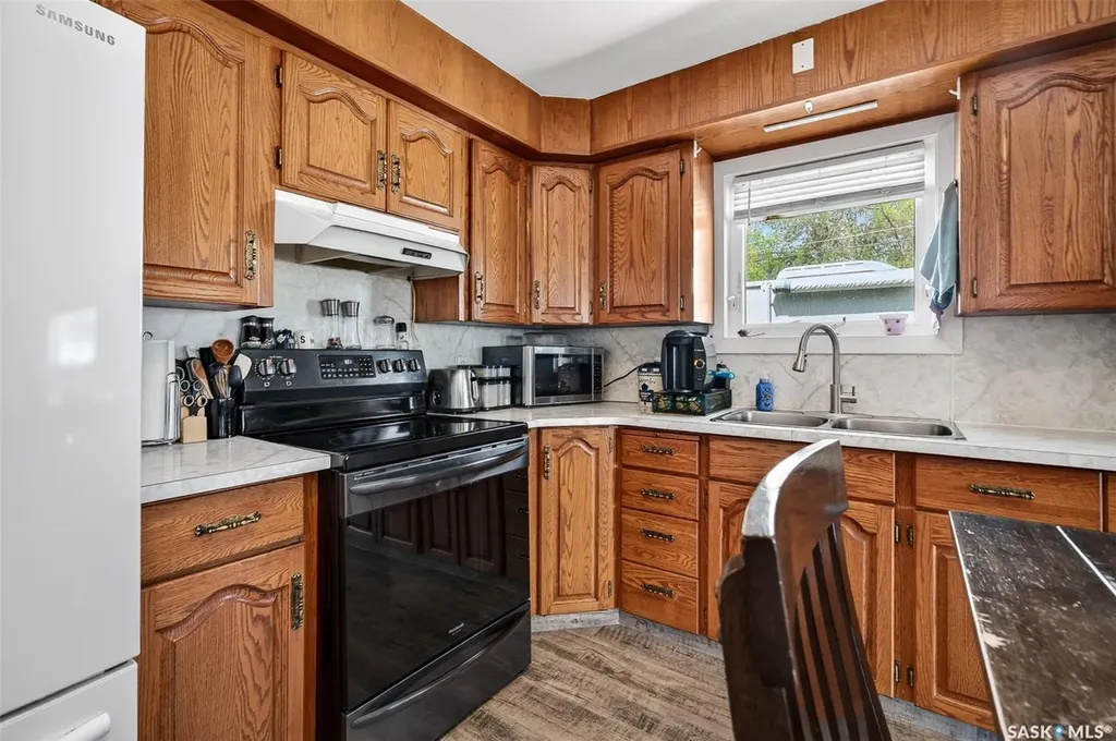 1002 4th Avenue SW Moose Jaw SK S6H 5W1
