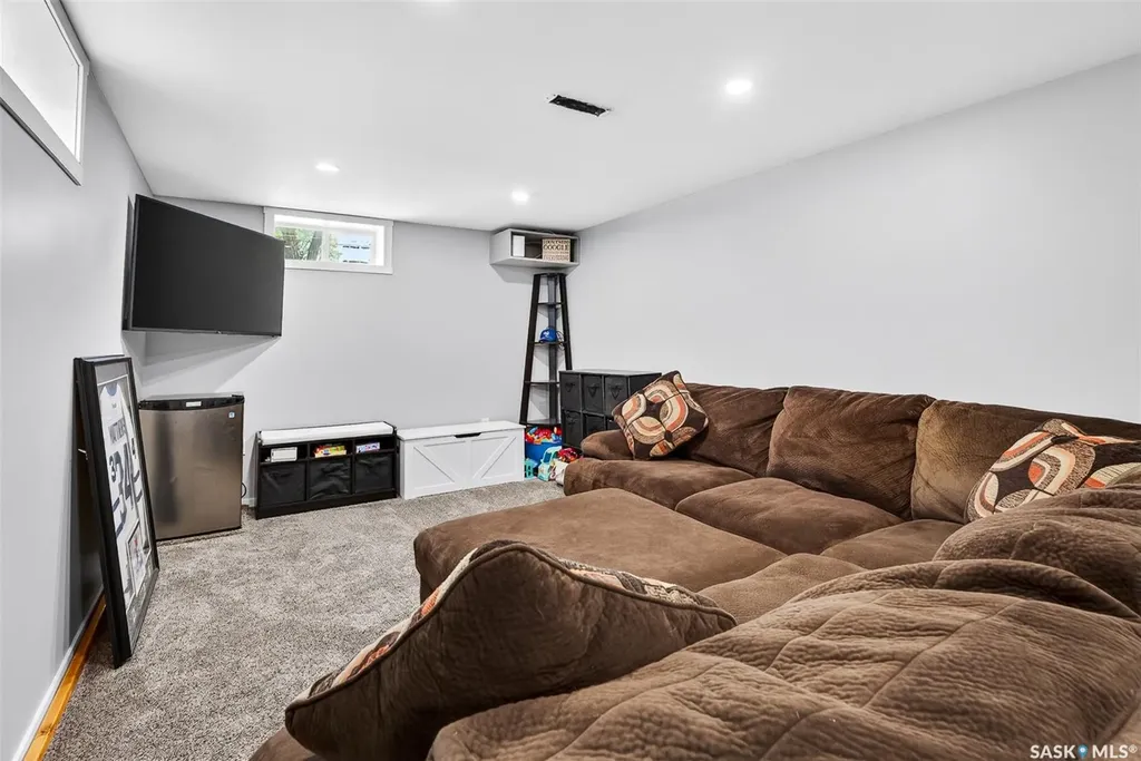 1002 4th Avenue SW Moose Jaw SK S6H 5W1