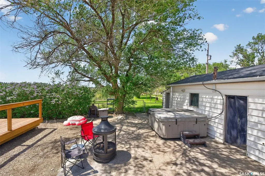 1002 4th Avenue SW Moose Jaw SK S6H 5W1