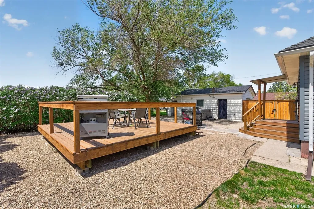 1002 4th Avenue SW Moose Jaw SK S6H 5W1
