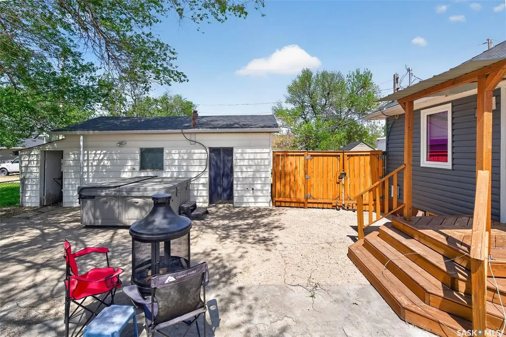 1002 4th Avenue SW Moose Jaw SK S6H 5W1