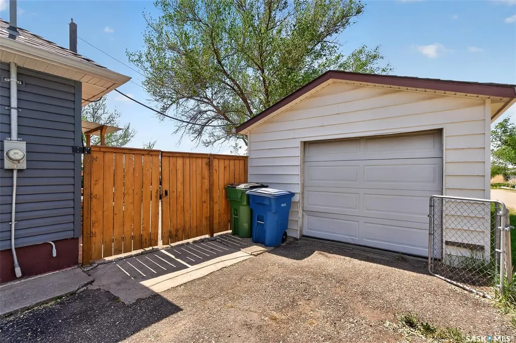 1002 4th Avenue SW Moose Jaw SK S6H 5W1