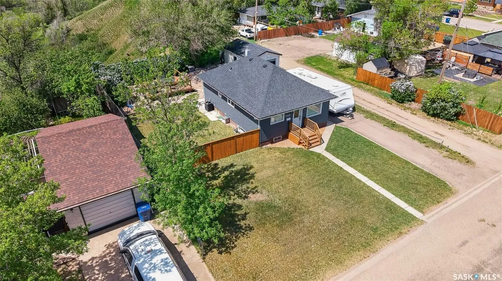 1002 4th Avenue SW Moose Jaw SK S6H 5W1