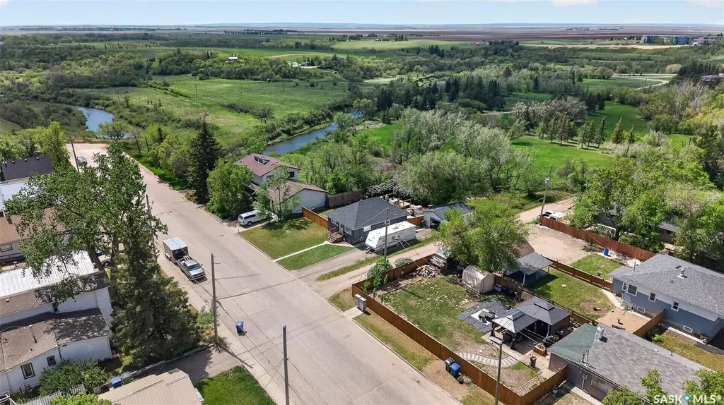 1002 4th Avenue SW Moose Jaw SK S6H 5W1