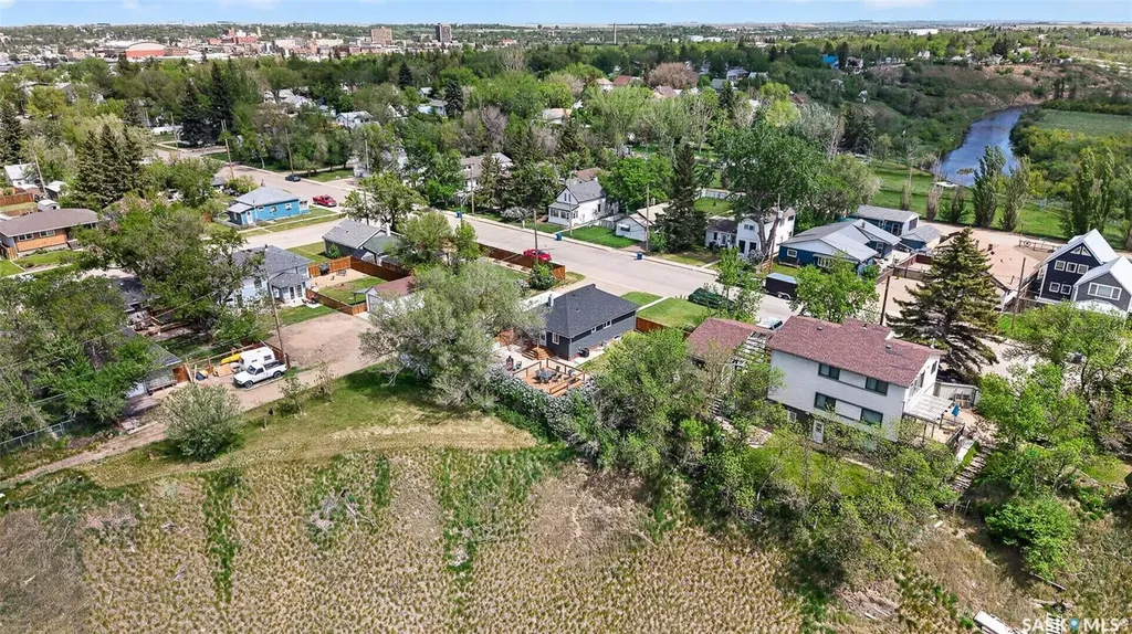 1002 4th Avenue SW Moose Jaw SK S6H 5W1