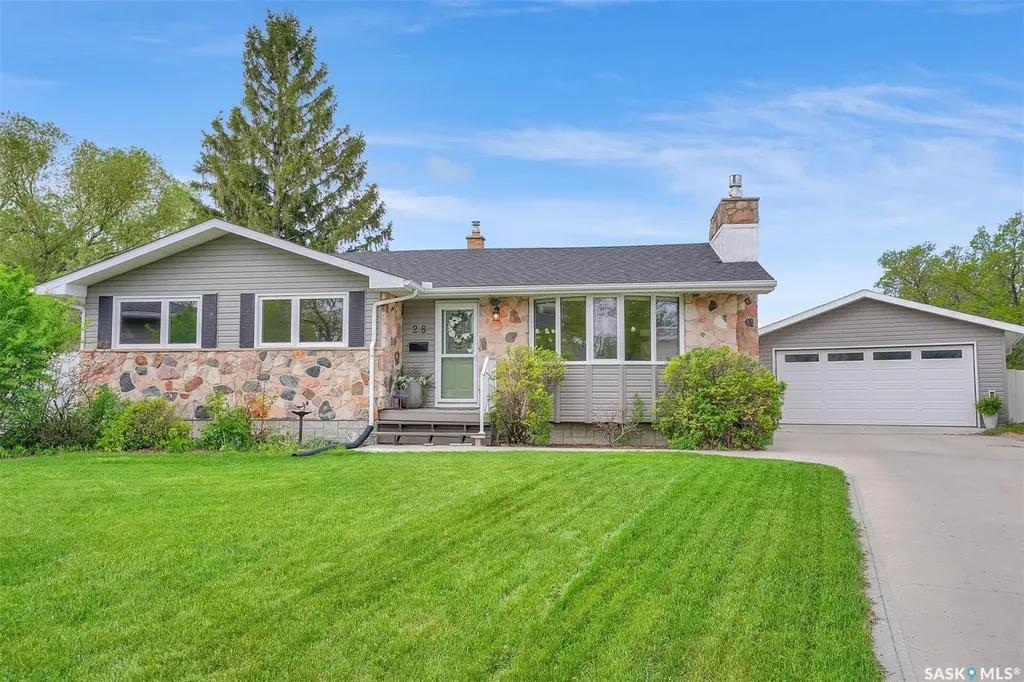 28 Pleasantview Bay Regina SK S4R 5H3