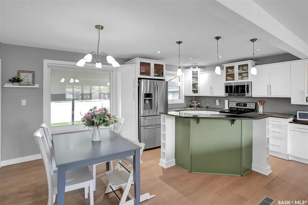 28 Pleasantview Bay Regina SK S4R 5H3