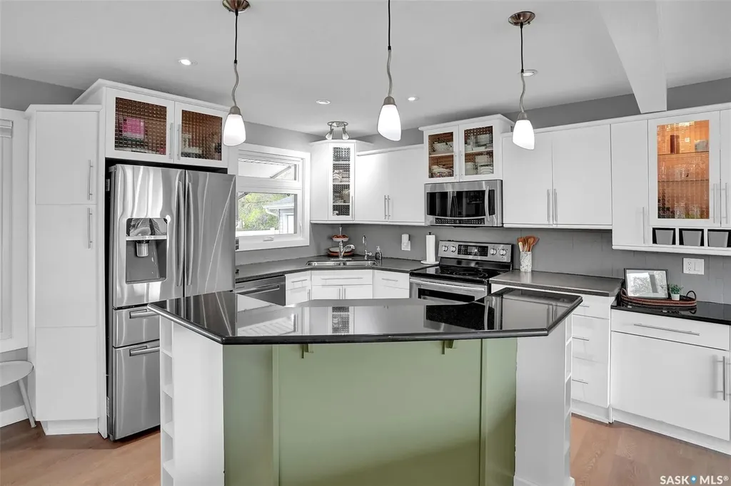 28 Pleasantview Bay Regina SK S4R 5H3