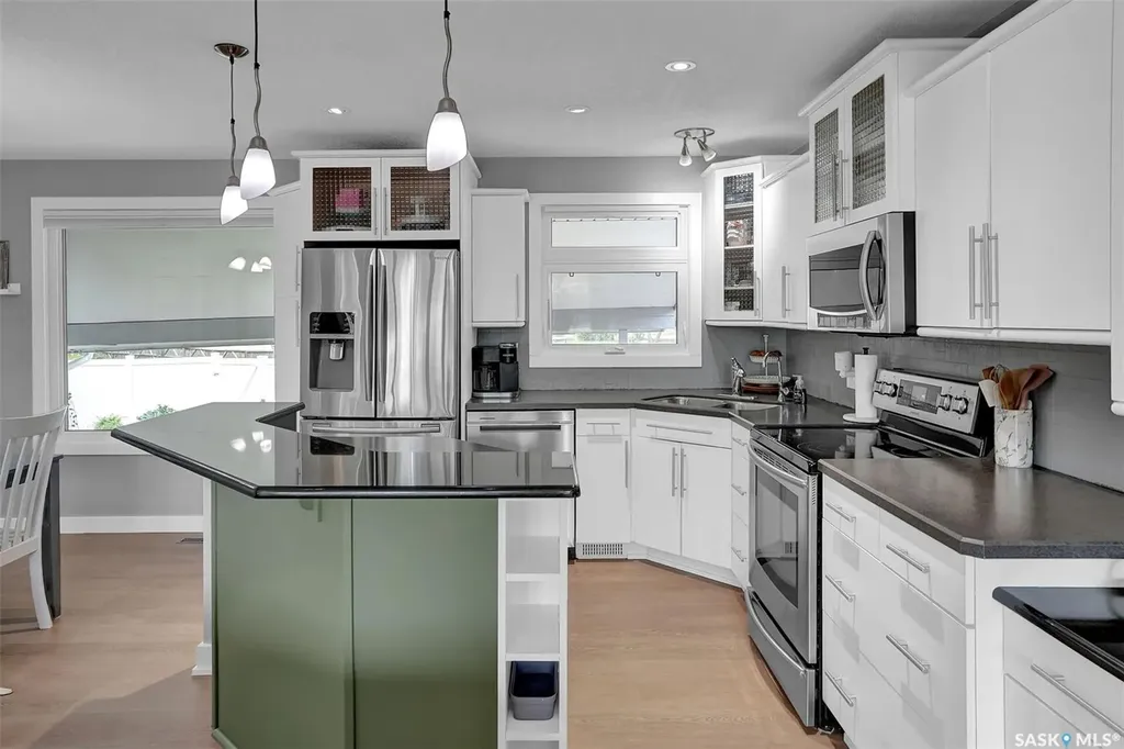 28 Pleasantview Bay Regina SK S4R 5H3