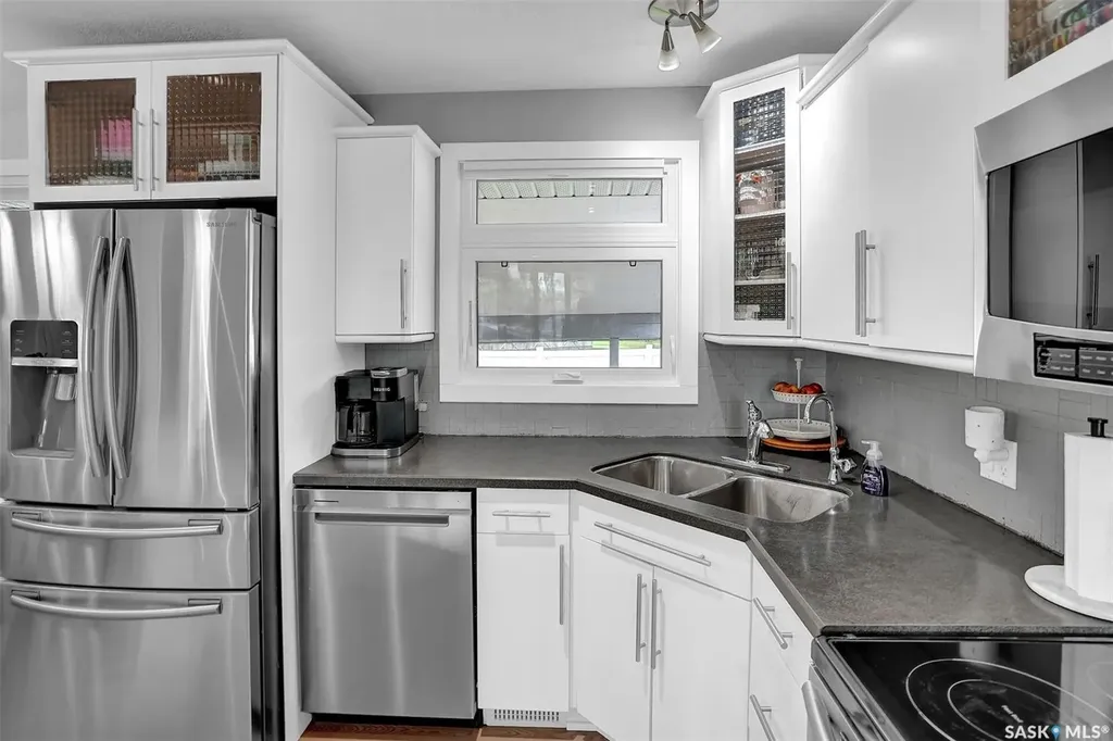 28 Pleasantview Bay Regina SK S4R 5H3