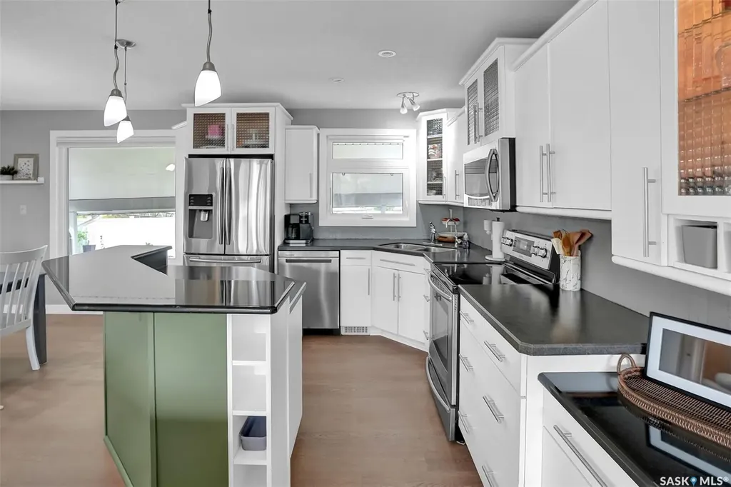 28 Pleasantview Bay Regina SK S4R 5H3