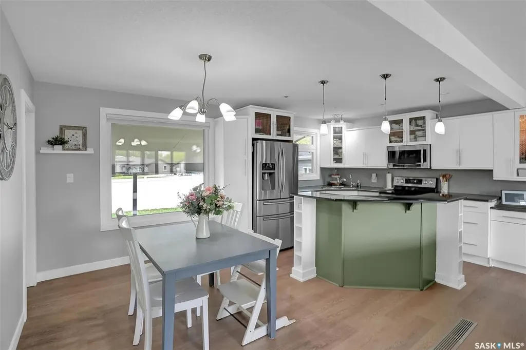 28 Pleasantview Bay Regina SK S4R 5H3