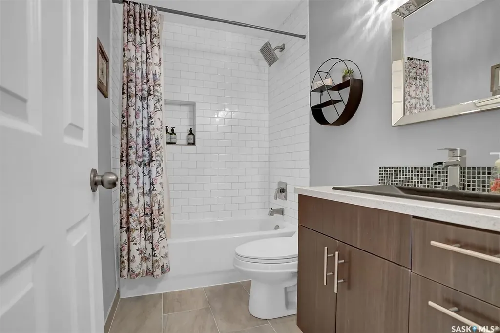 28 Pleasantview Bay Regina SK S4R 5H3