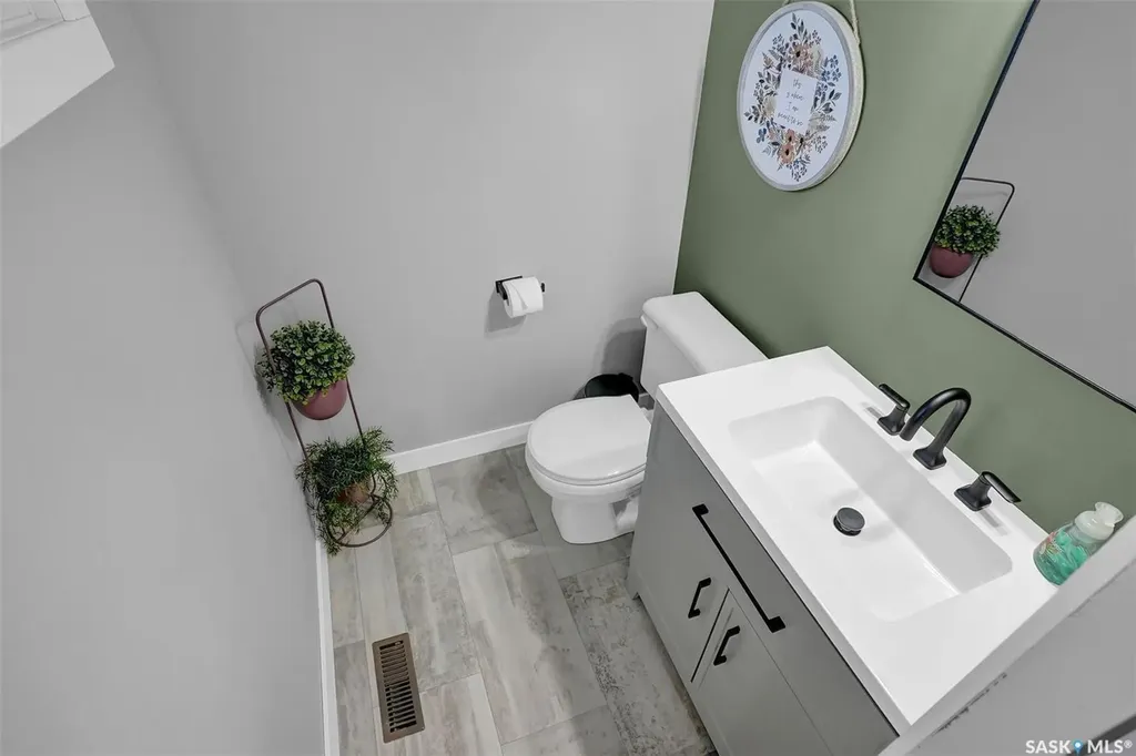 28 Pleasantview Bay Regina SK S4R 5H3