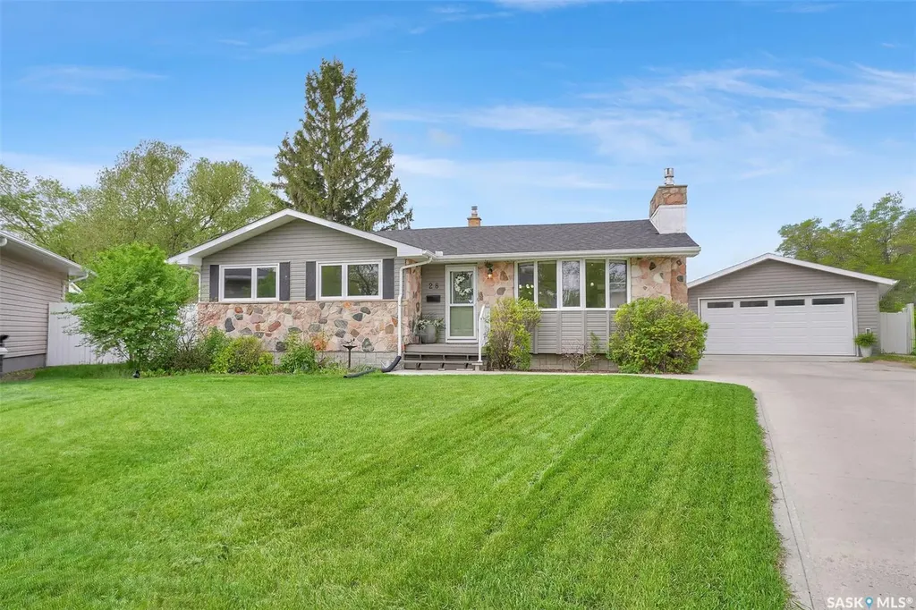 28 Pleasantview Bay Regina SK S4R 5H3