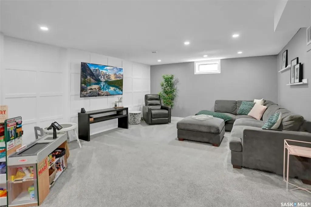 28 Pleasantview Bay Regina SK S4R 5H3