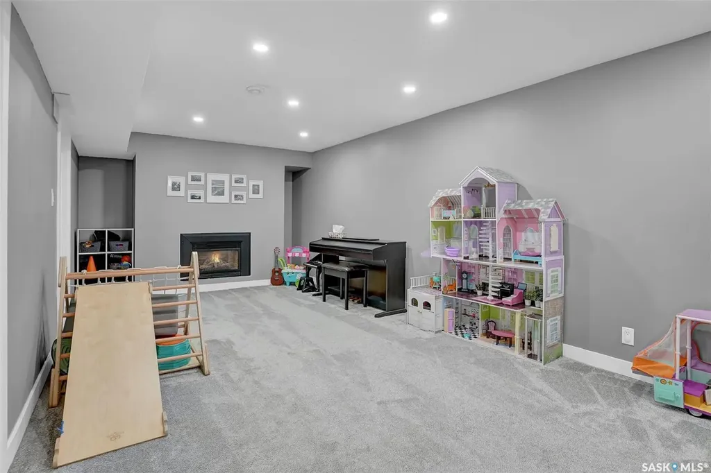 28 Pleasantview Bay Regina SK S4R 5H3