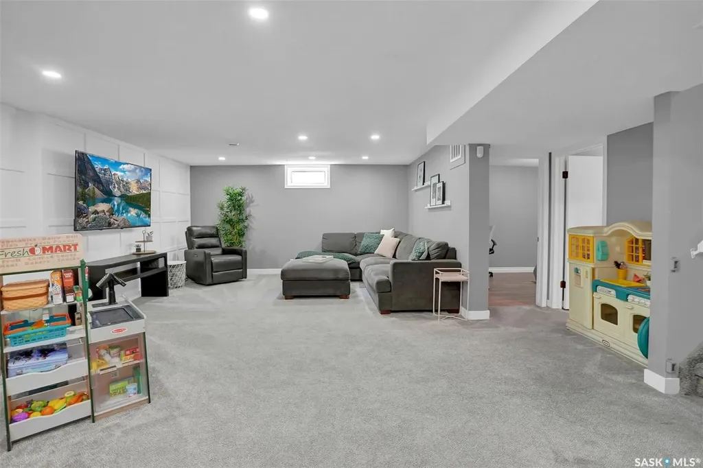 28 Pleasantview Bay Regina SK S4R 5H3