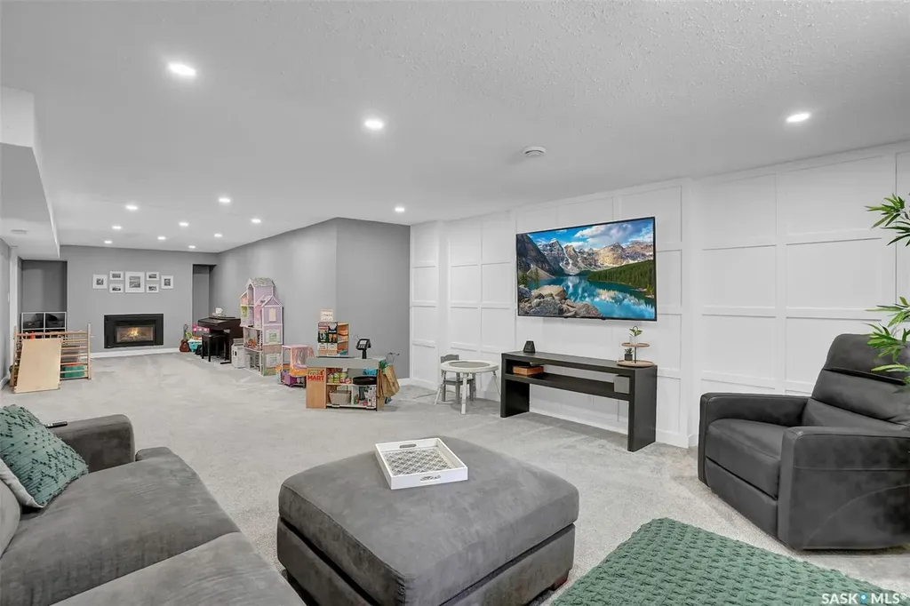 28 Pleasantview Bay Regina SK S4R 5H3
