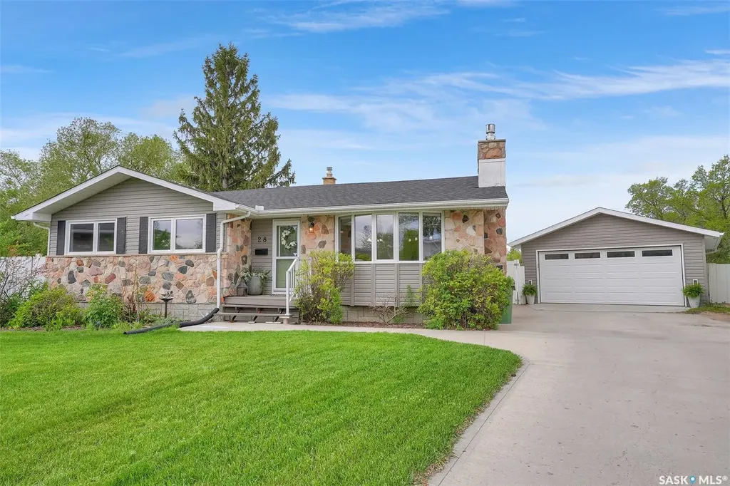 28 Pleasantview Bay Regina SK S4R 5H3