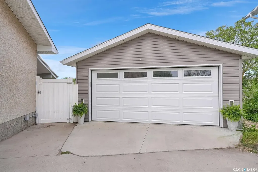 28 Pleasantview Bay Regina SK S4R 5H3