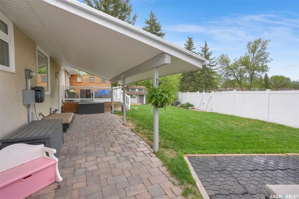 28 Pleasantview Bay Regina SK S4R 5H3