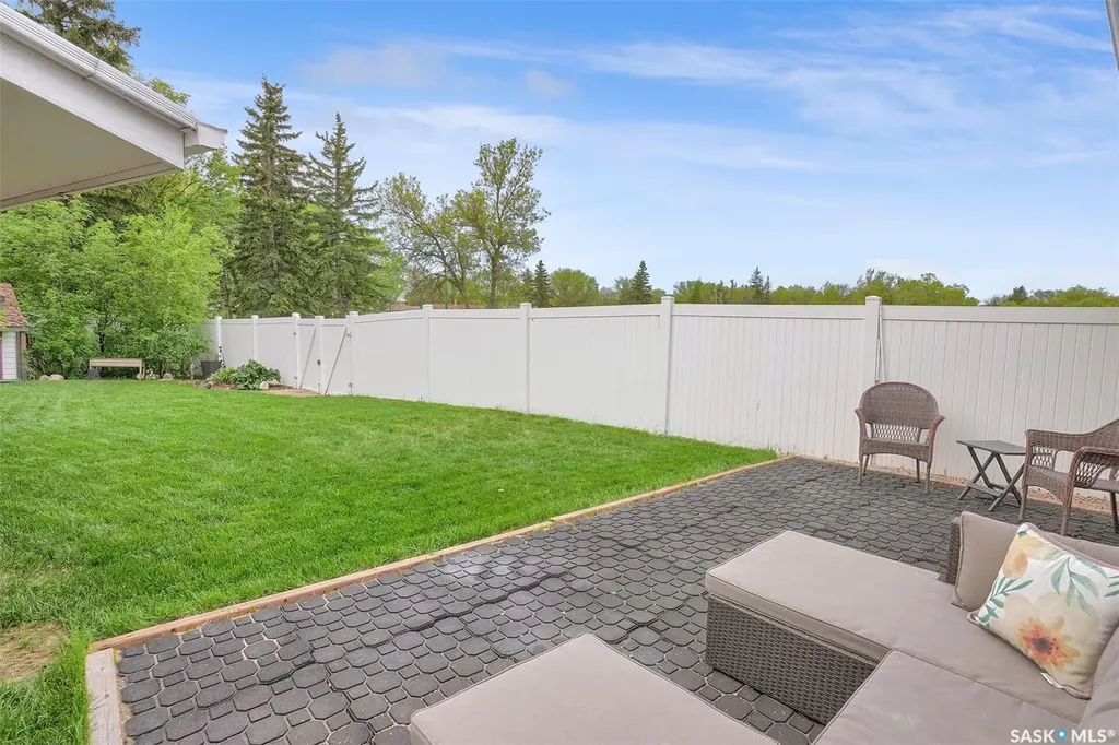 28 Pleasantview Bay Regina SK S4R 5H3