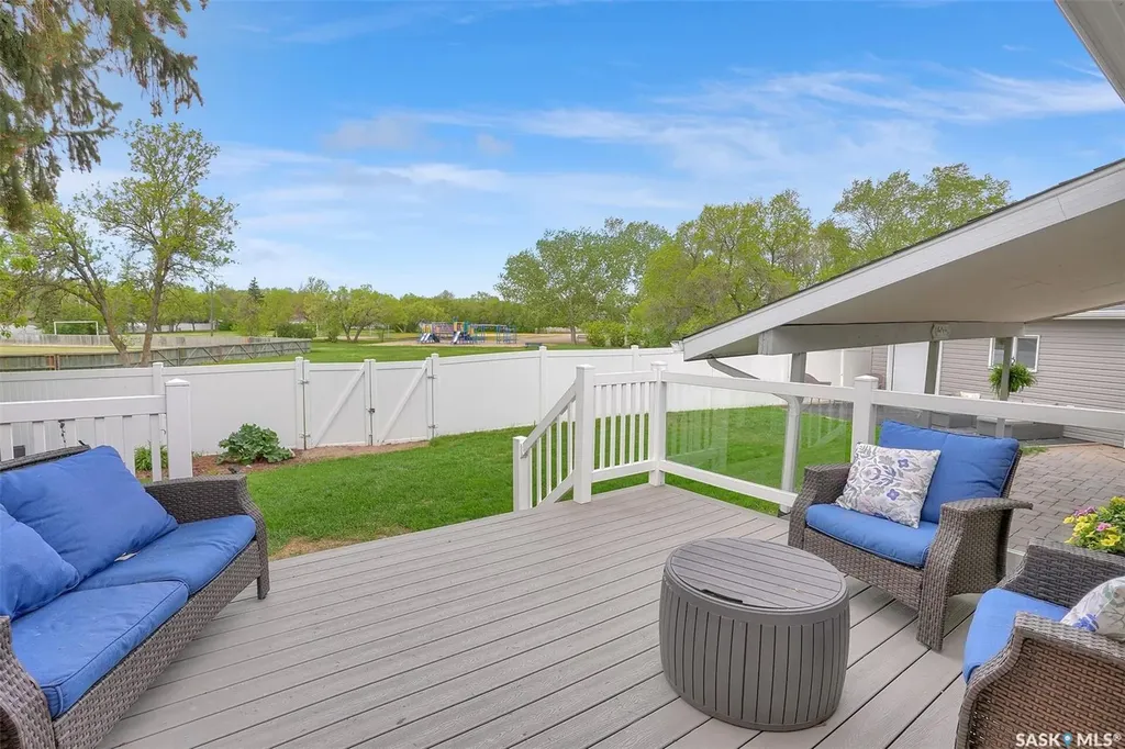 28 Pleasantview Bay Regina SK S4R 5H3