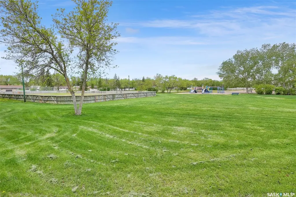 28 Pleasantview Bay Regina SK S4R 5H3