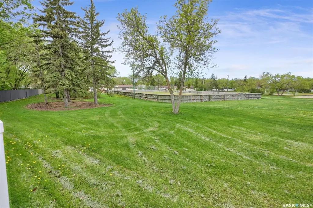 28 Pleasantview Bay Regina SK S4R 5H3