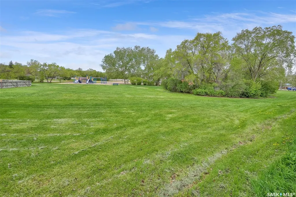 28 Pleasantview Bay Regina SK S4R 5H3