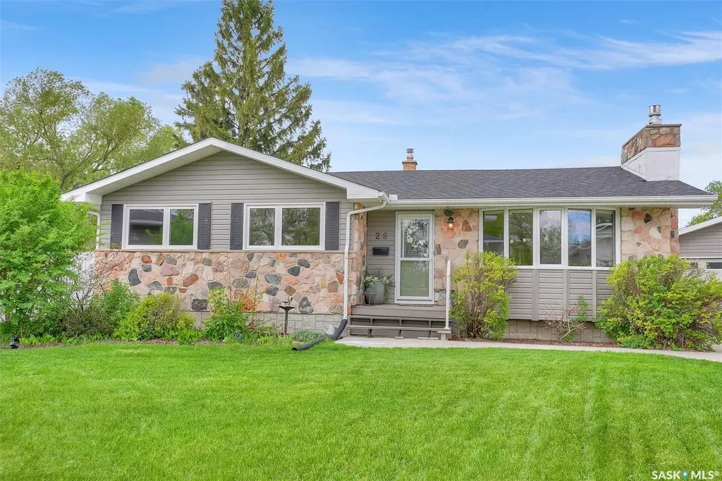 28 Pleasantview Bay Regina SK S4R 5H3