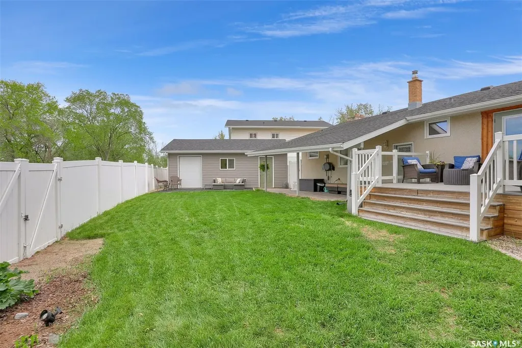 28 Pleasantview Bay Regina SK S4R 5H3
