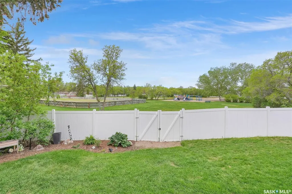 28 Pleasantview Bay Regina SK S4R 5H3