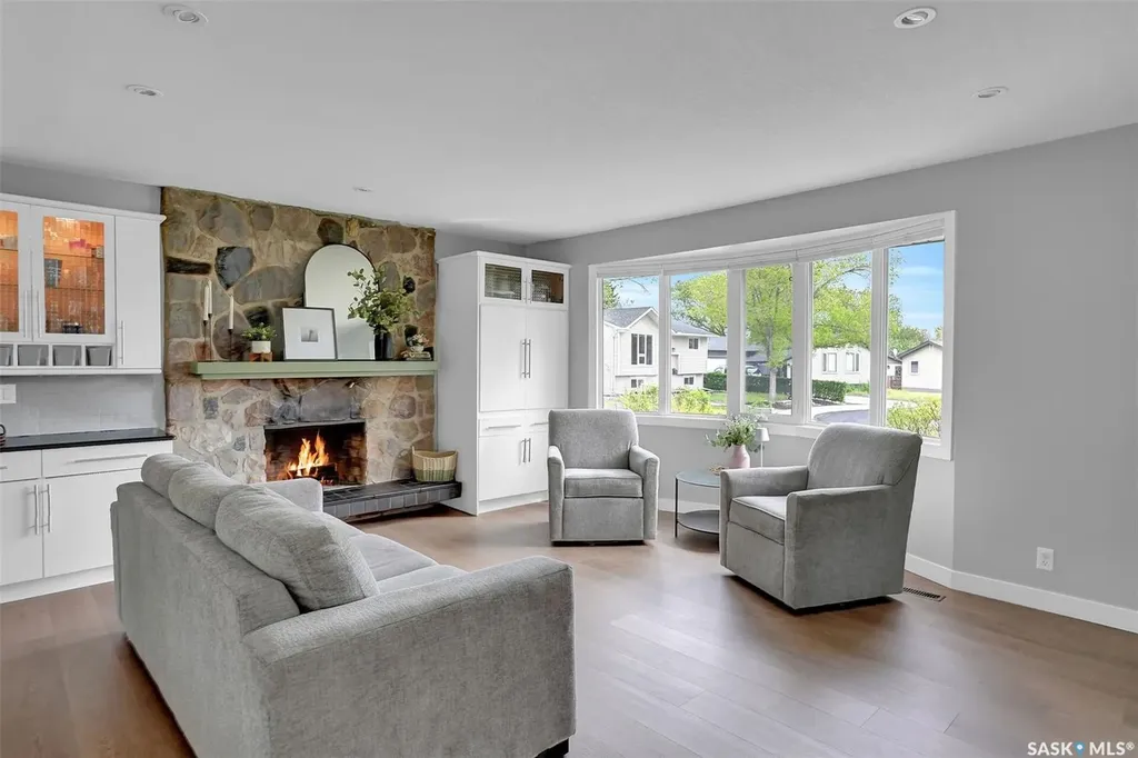28 Pleasantview Bay Regina SK S4R 5H3