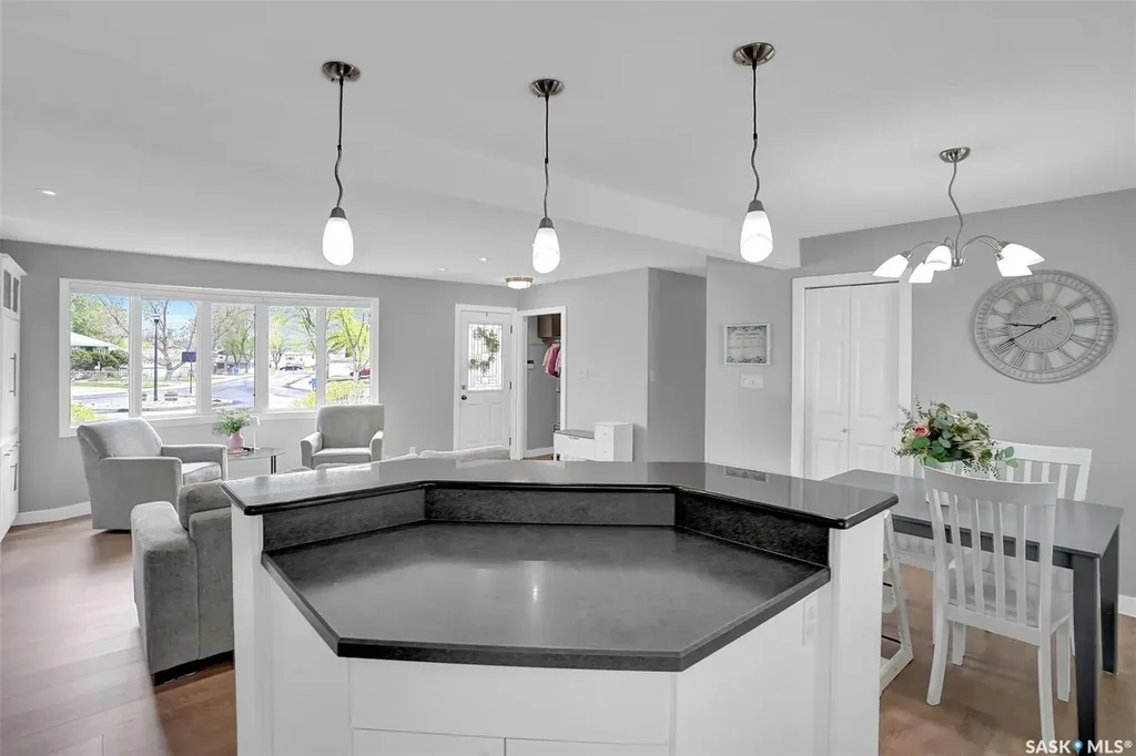 28 Pleasantview Bay Regina SK S4R 5H3