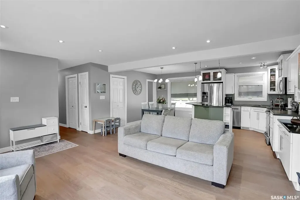 28 Pleasantview Bay Regina SK S4R 5H3