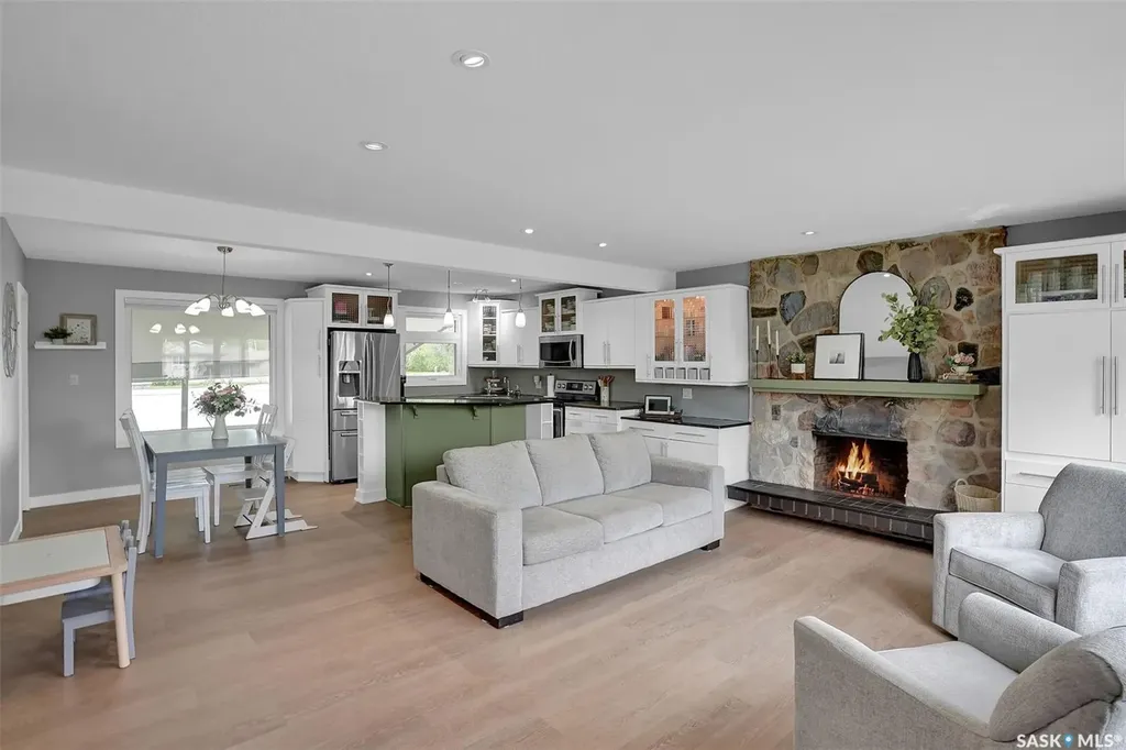 28 Pleasantview Bay Regina SK S4R 5H3