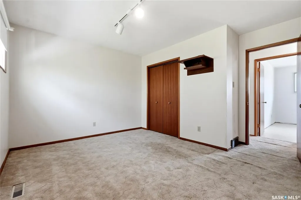 54 St Lawrence Crescent Saskatoon SK S7K 1G5